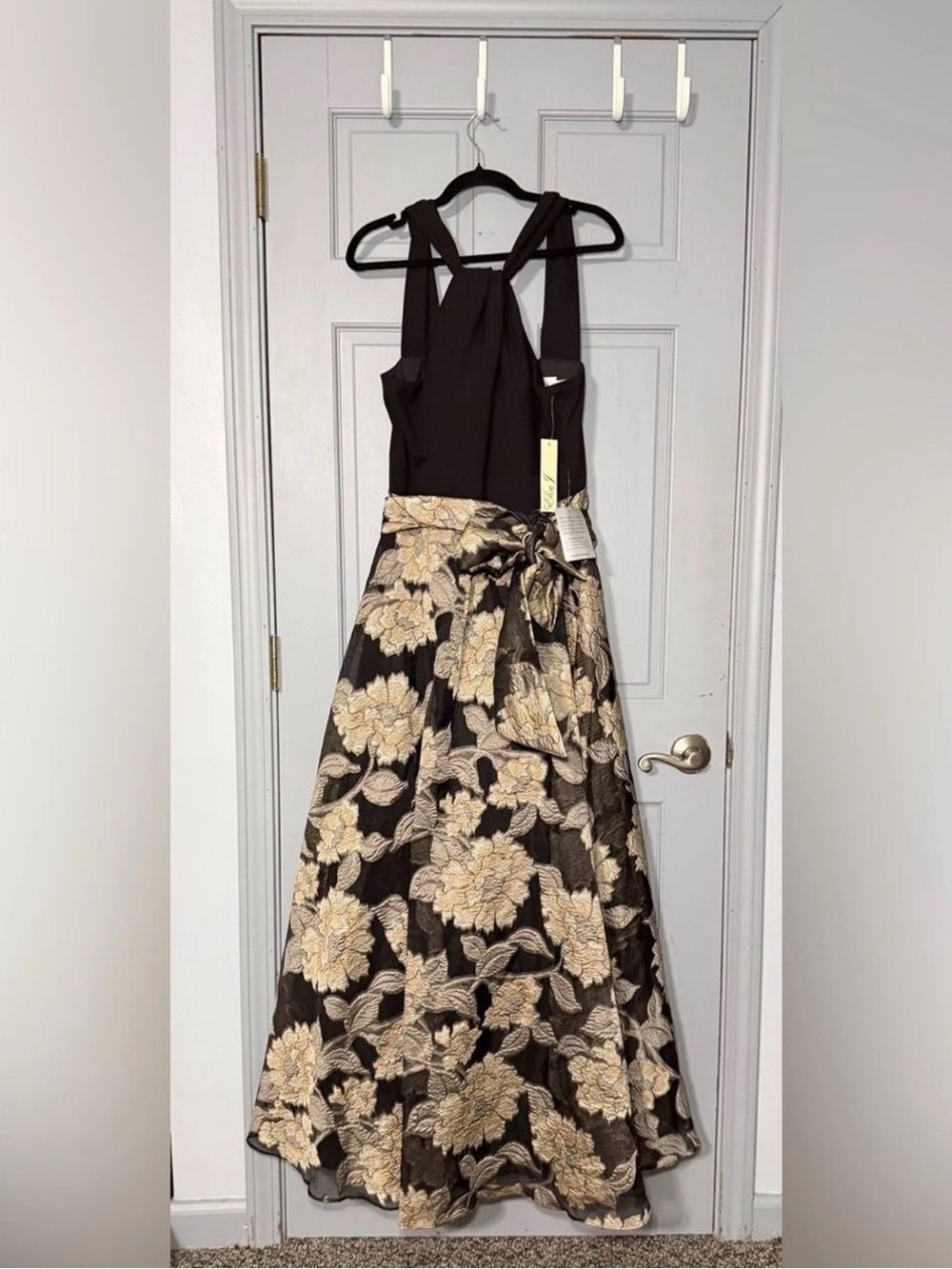 Eliza J Black & Gold Floral dress with Self-Tie Waist broken zipper $308